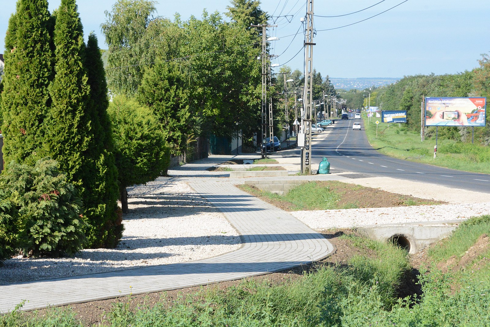Új járda és kereszteződés épült a Béla úton